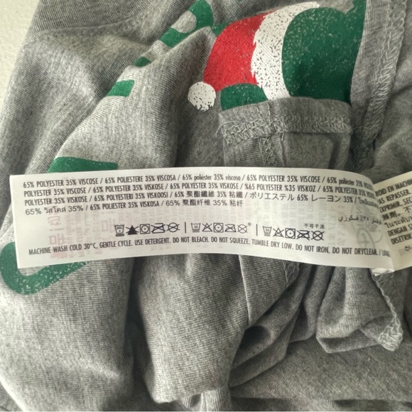 DISNEY PARKS NWT WOMEN’S ON HOLIDAY CHRISTMAS T-SHIRT GRAY GREEN RED WHITE SMALL - Picture 9 of 9